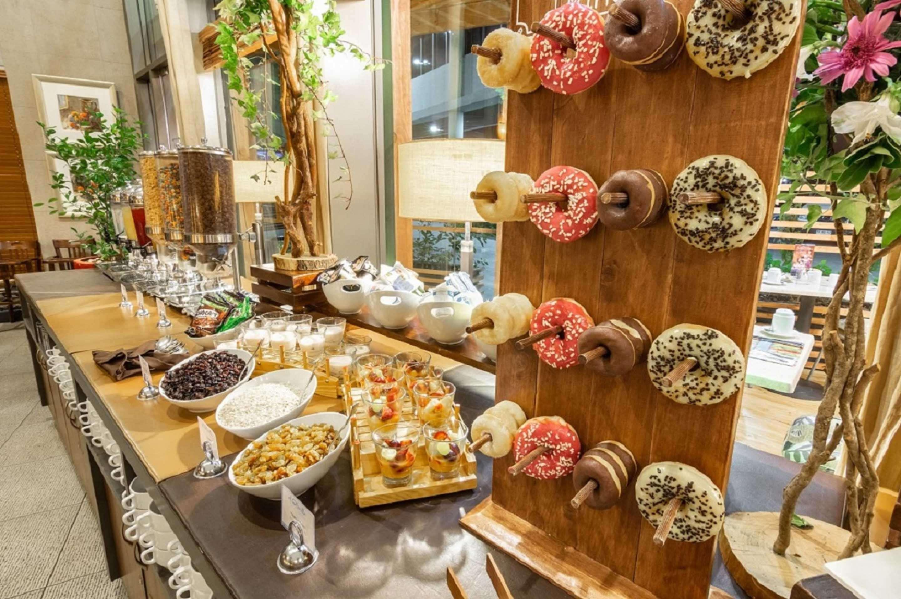Sonesta Hotel Osorno Eksteriør billede A doughnut display