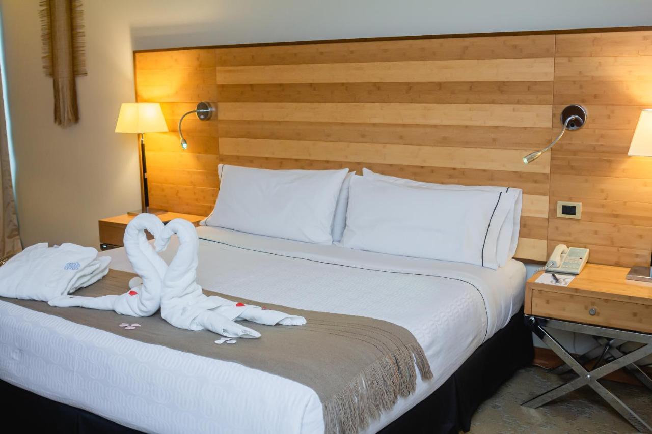 Sonesta Hotel Osorno Eksteriør billede A bed with a towel swan