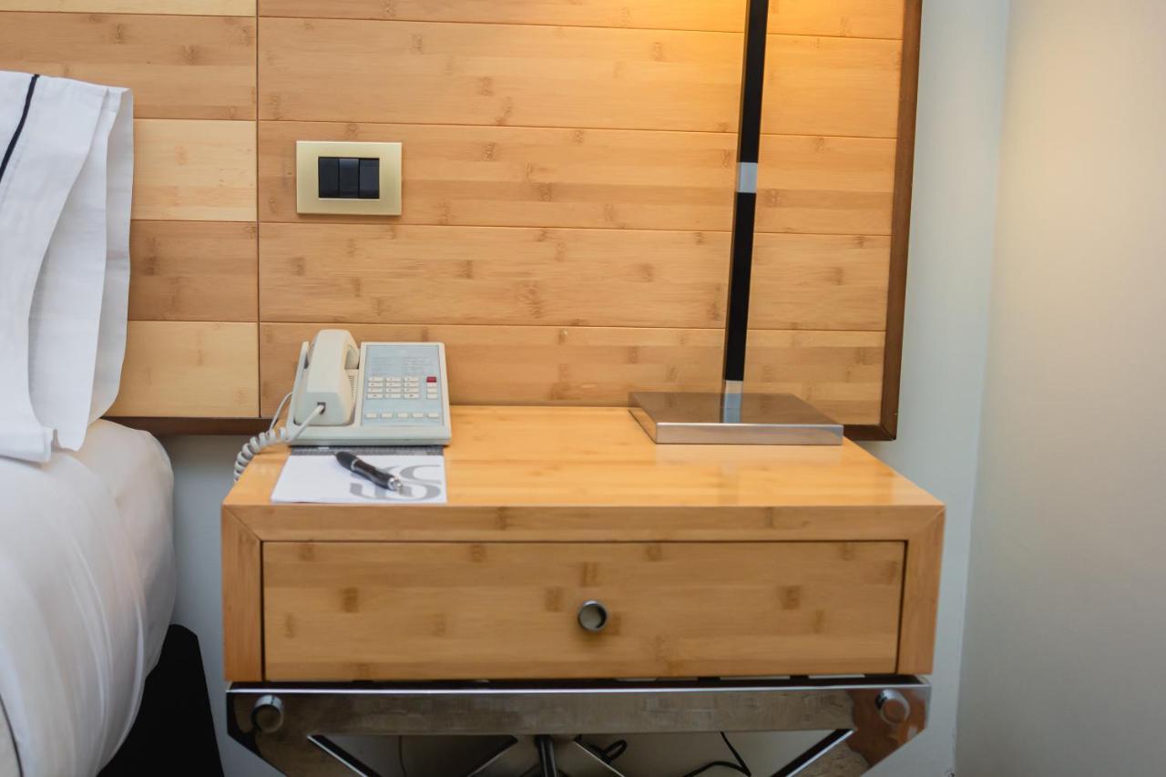 Sonesta Hotel Osorno Eksteriør billede A bedside table