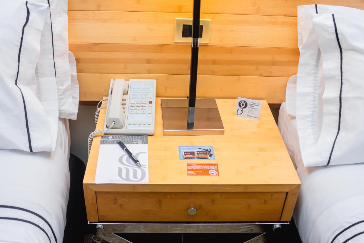 Sonesta Hotel Osorno Eksteriør billede A bedside table