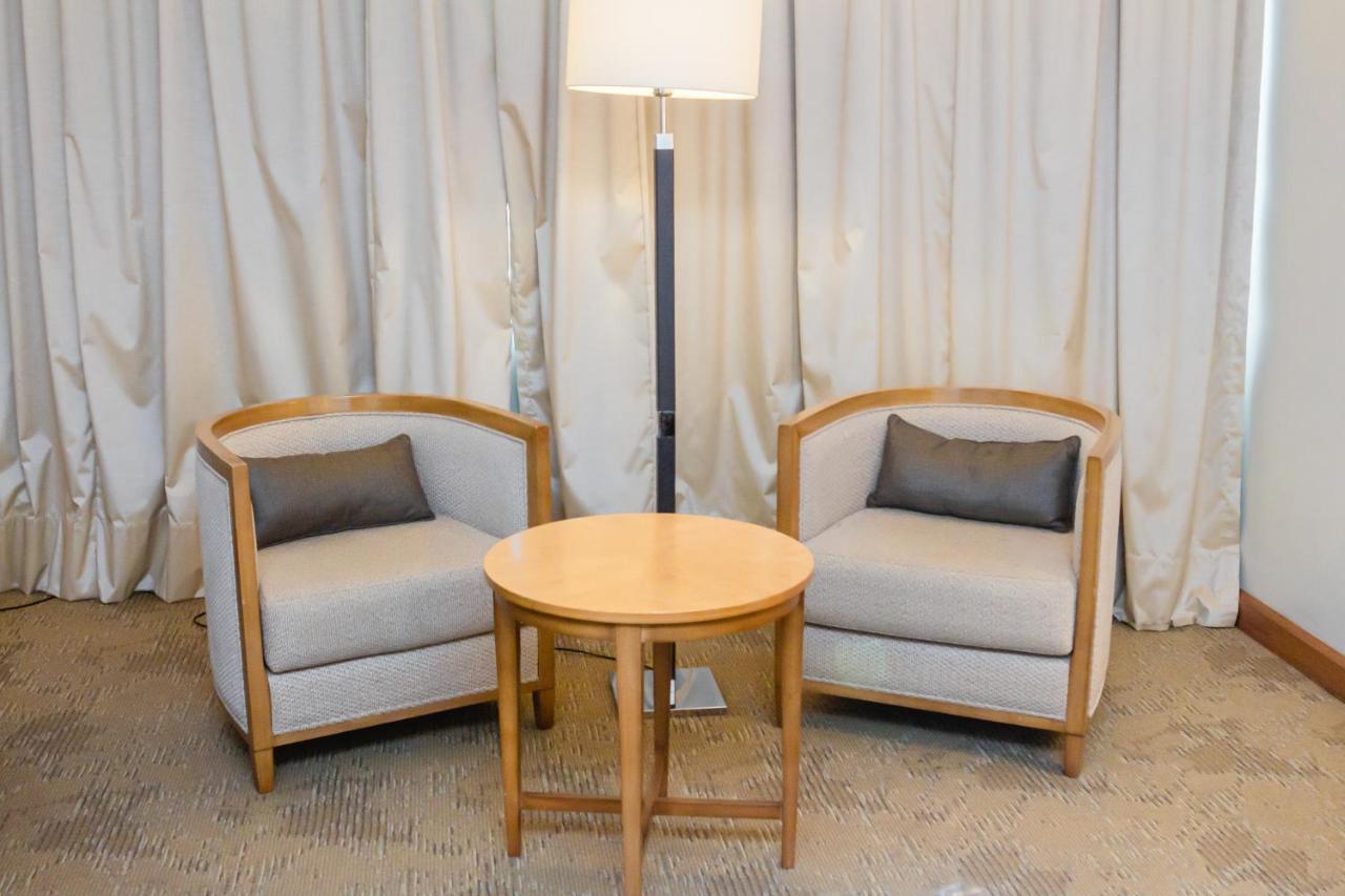 Sonesta Hotel Osorno Eksteriør billede A pair of club chairs