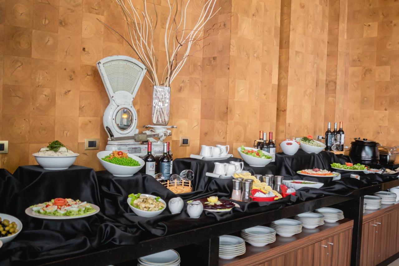 Sonesta Hotel Osorno Eksteriør billede A buffet at a restaurant