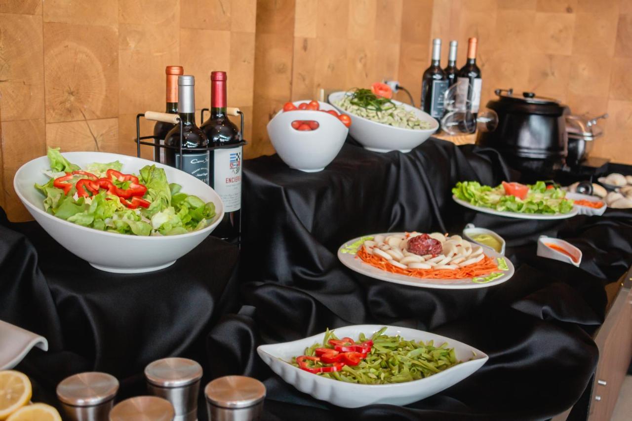 Sonesta Hotel Osorno Eksteriør billede A salad bar