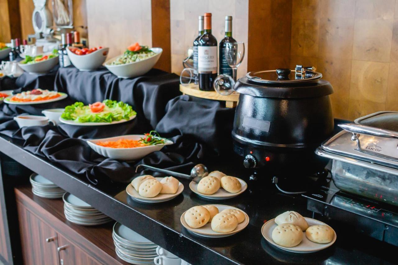Sonesta Hotel Osorno Eksteriør billede A buffet with a selection of pãezinhos